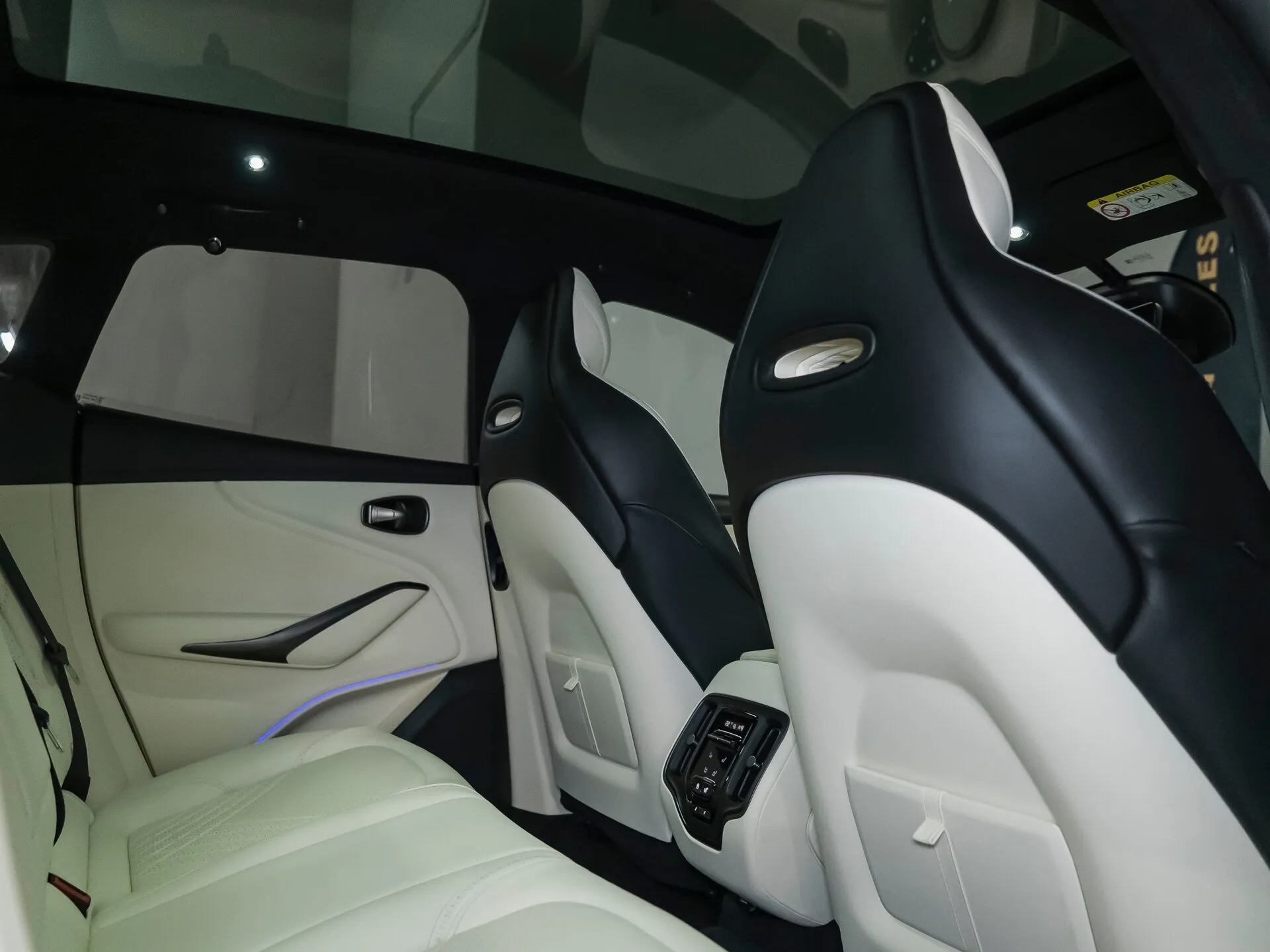 Aston Martin DBX, I 2021 фото 5