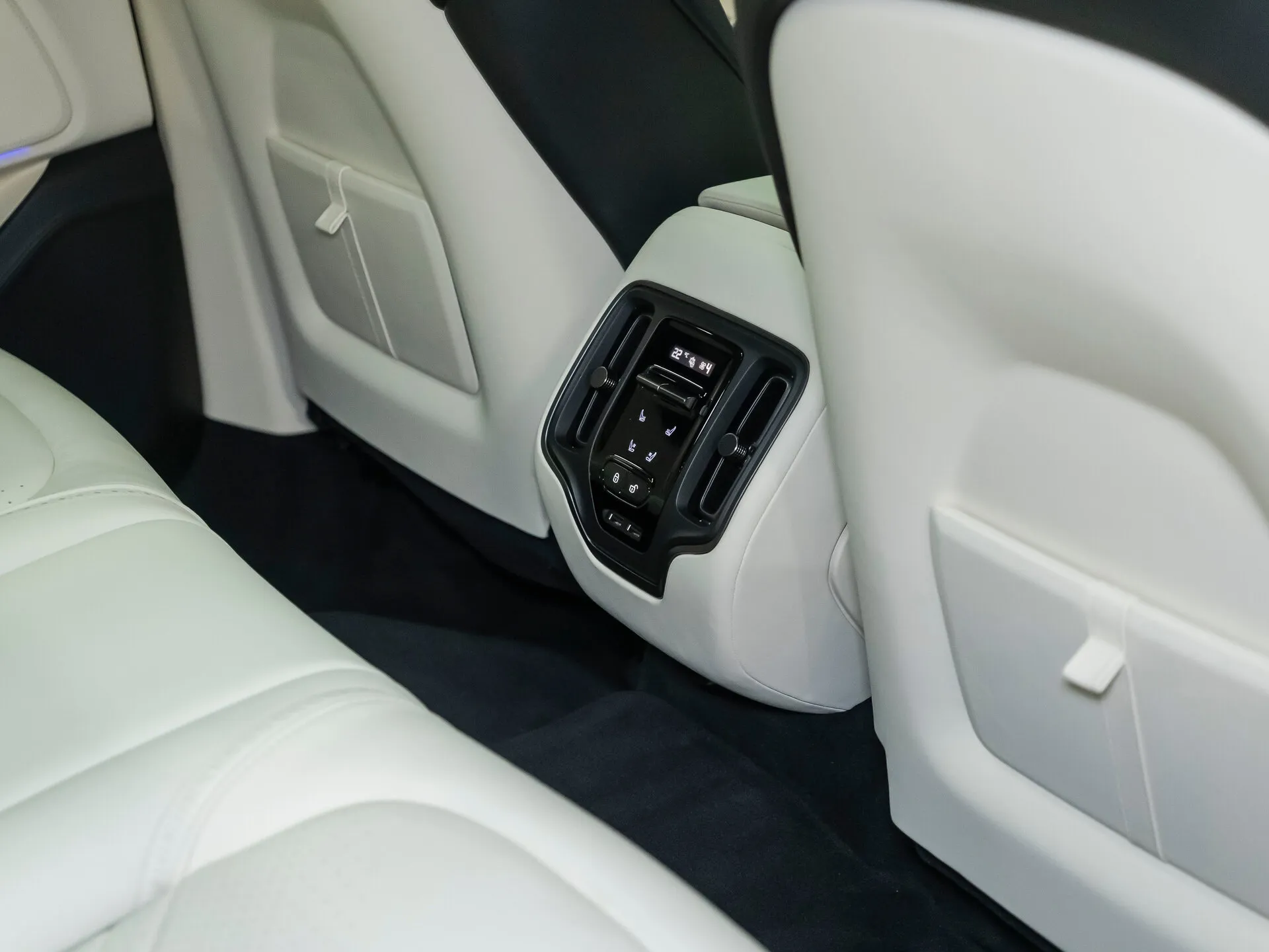 Aston Martin DBX, I 2021 фото 6