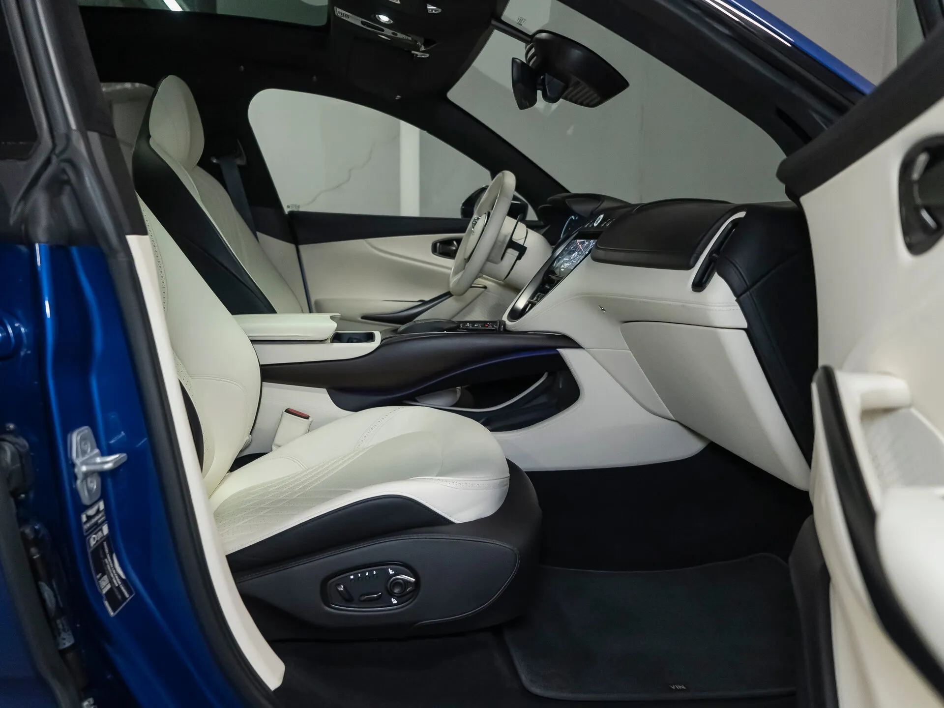 Aston Martin DBX, I 2021 фото 8