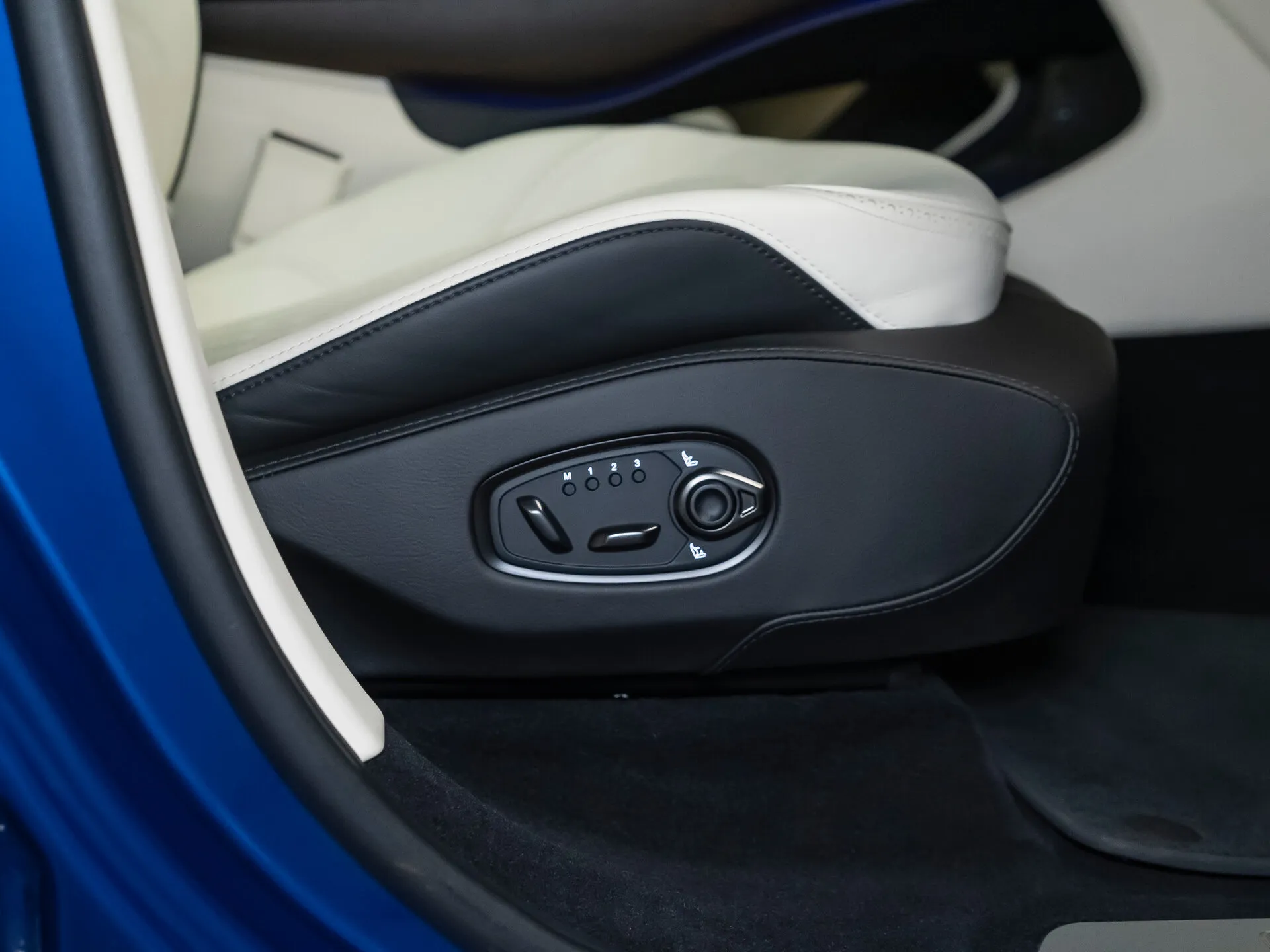 Aston Martin DBX, I 2021 фото 10
