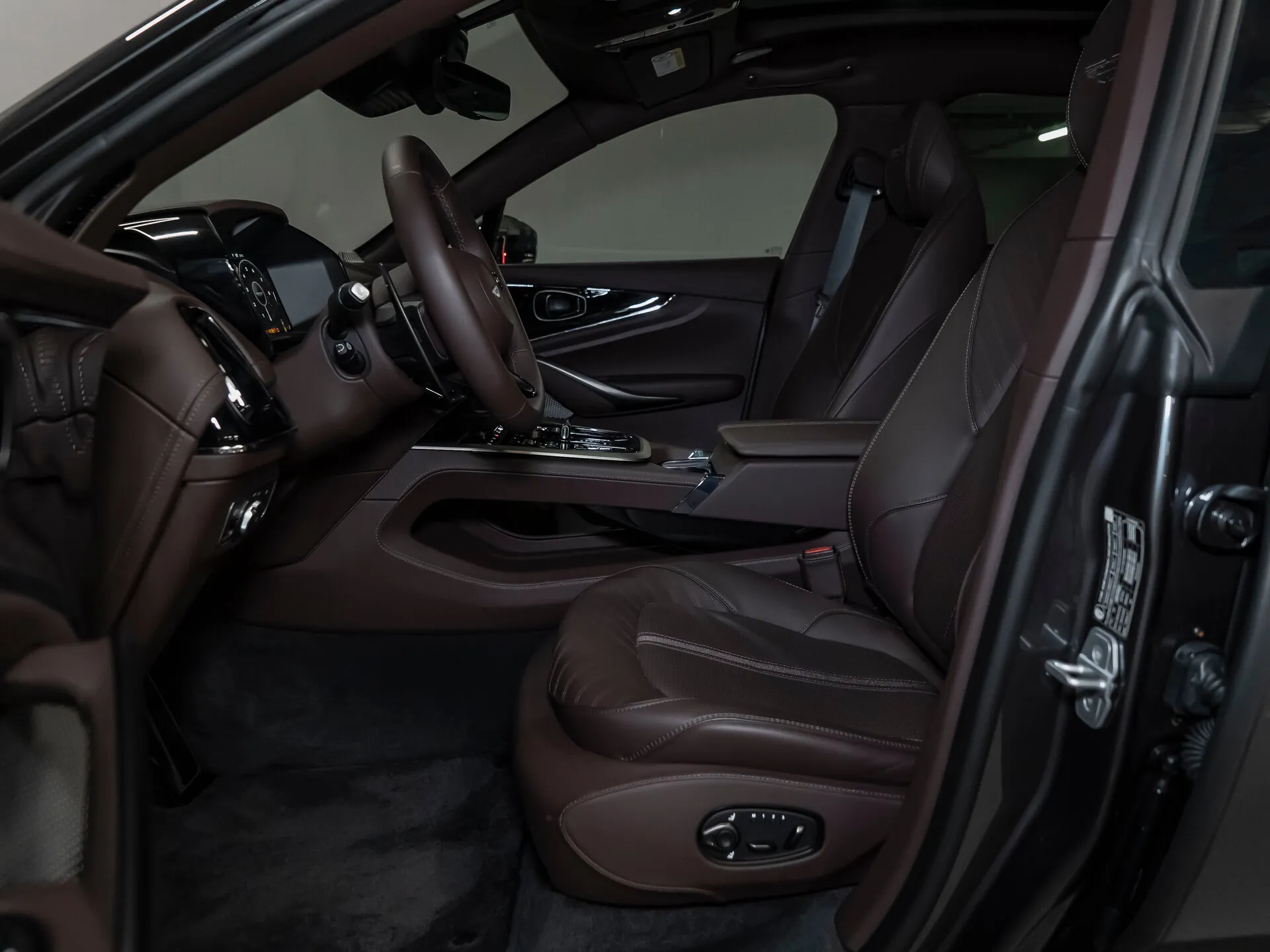 Aston Martin DBX, I 2025