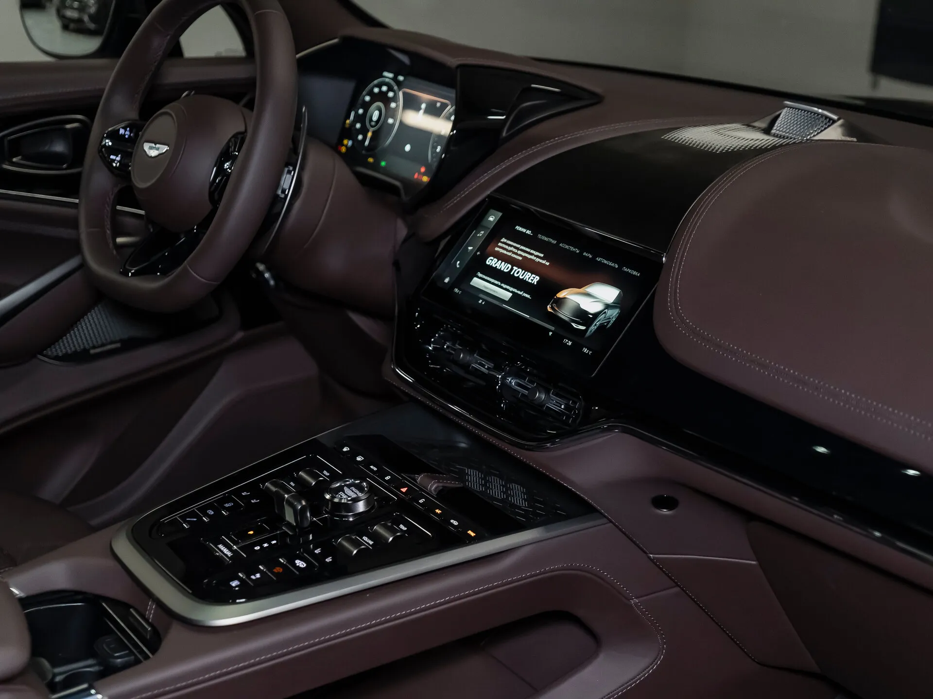 Aston Martin DBX, I 2025 фото 6