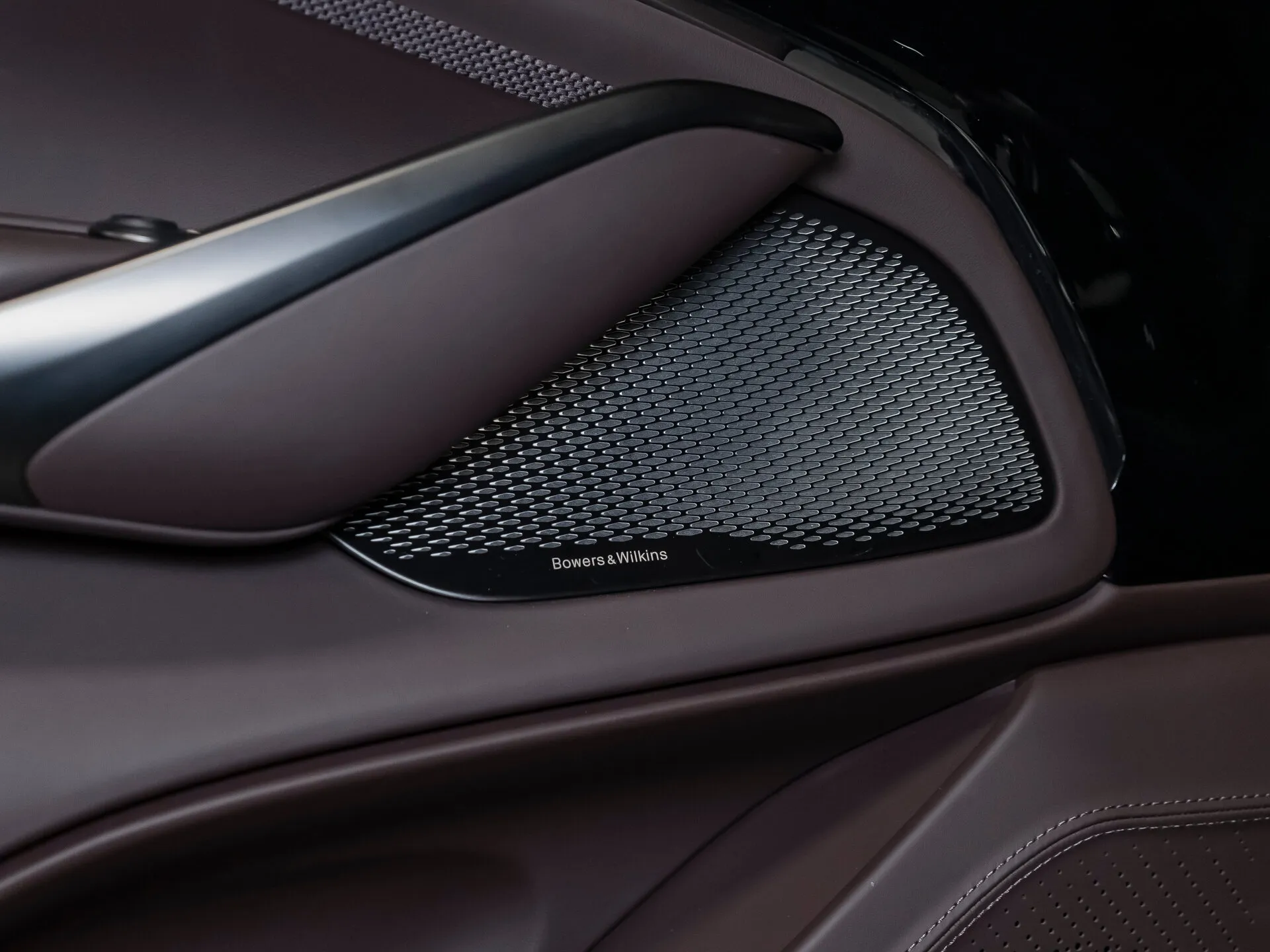 Aston Martin DBX, I 2025 фото 7