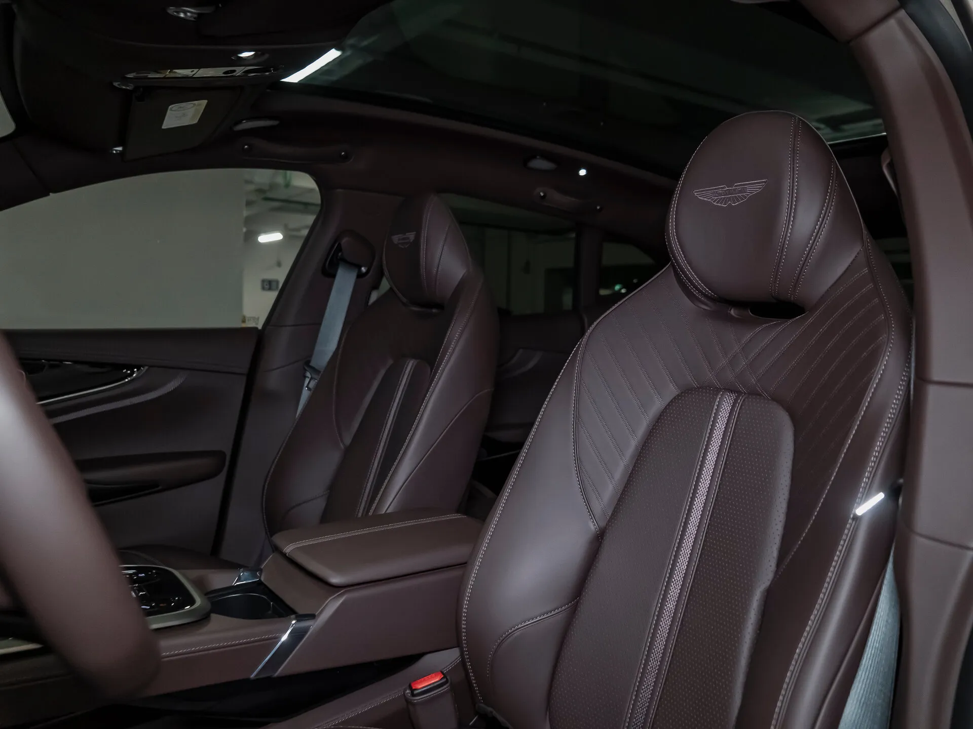 Aston Martin DBX, I 2025 фото 9