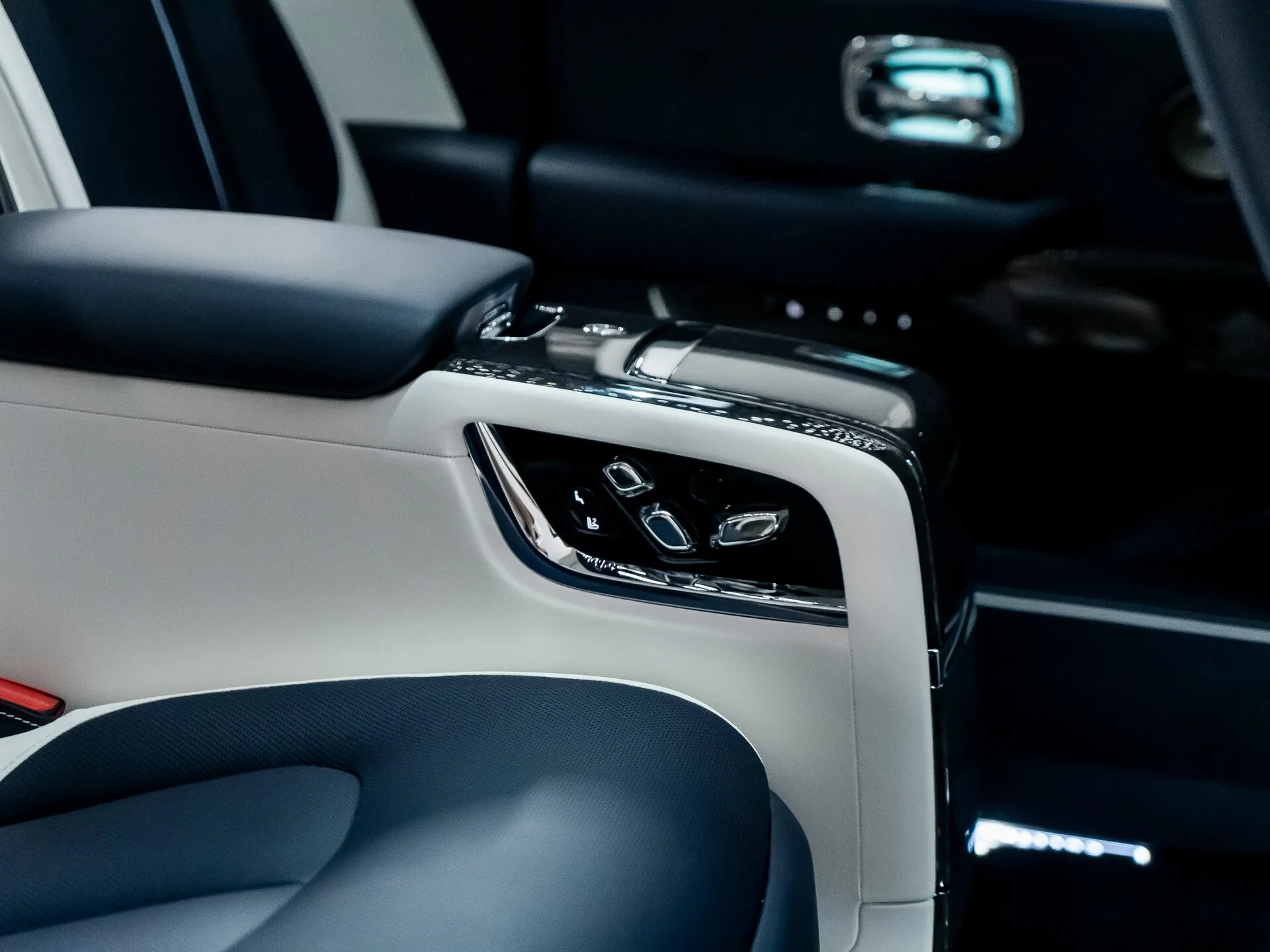Rolls-Royce Cullinan Black Badge, I Рестайлинг 2025 фото 7