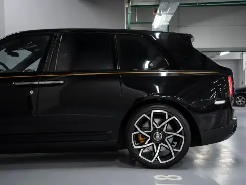 Rolls-Royce Cullinan Black Badge, I 2022 — миниатюра 6