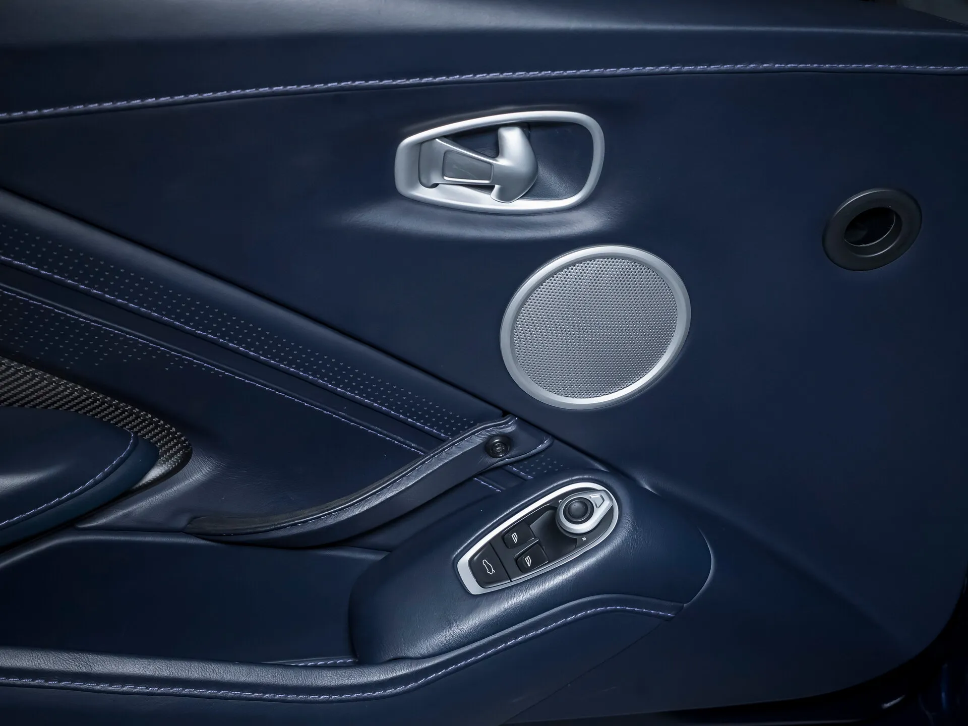 Aston Martin V8 Vantage, Iv 2019 фото 2