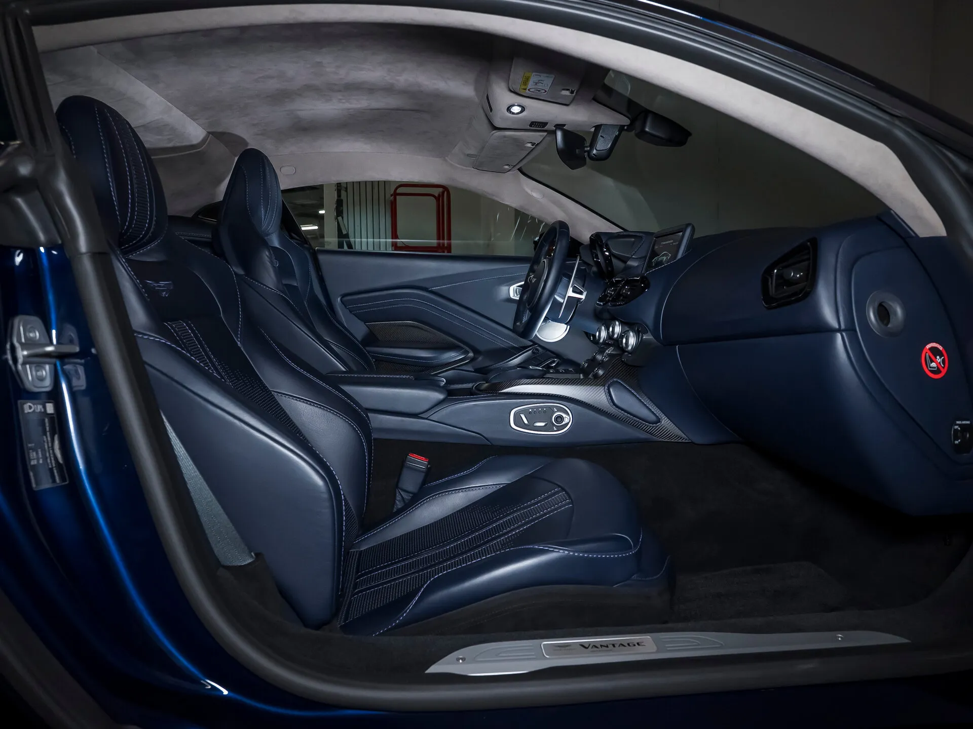 Aston Martin V8 Vantage, Iv 2019 фото 3