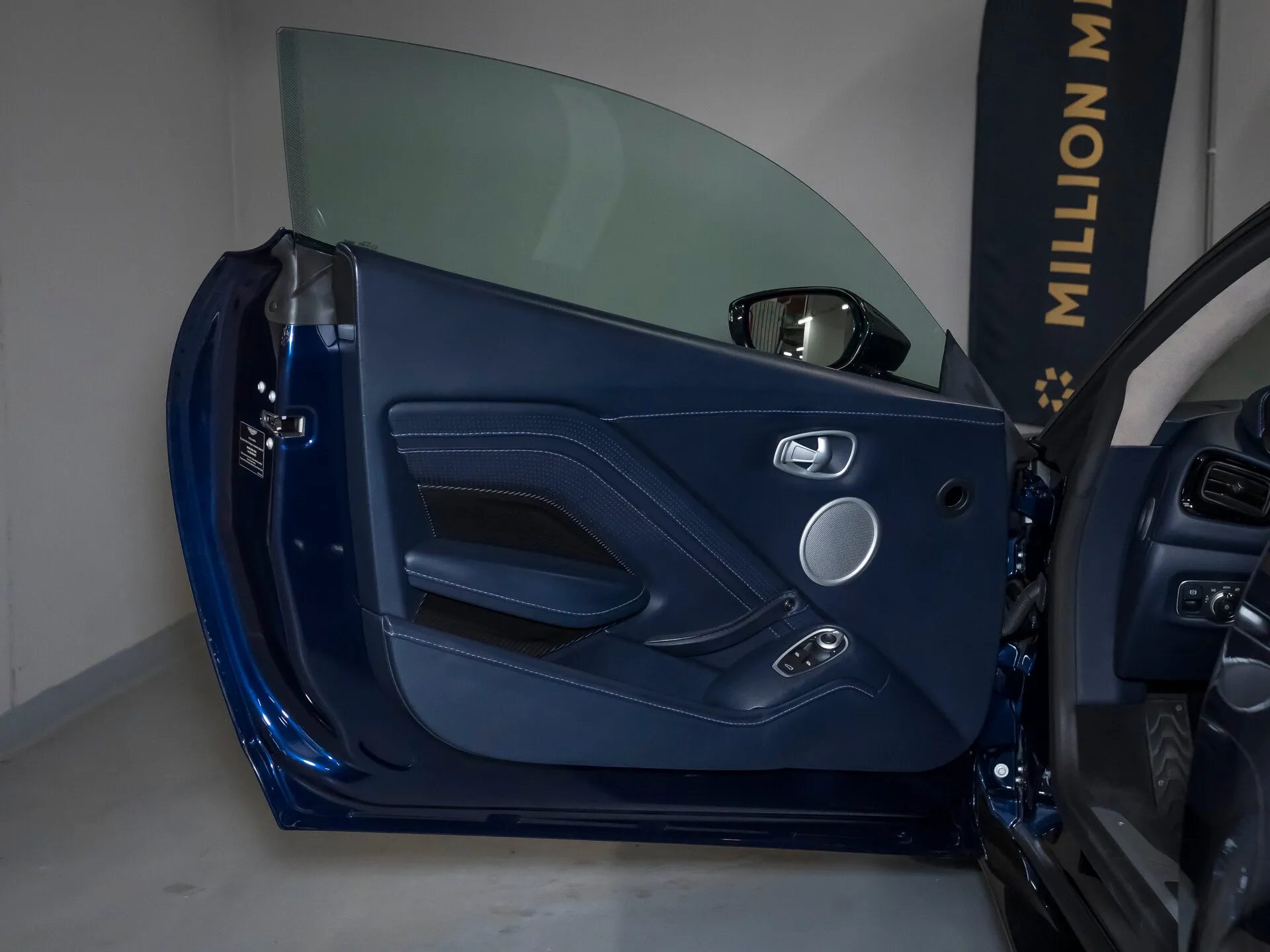 Aston Martin V8 Vantage, Iv 2019 фото 7