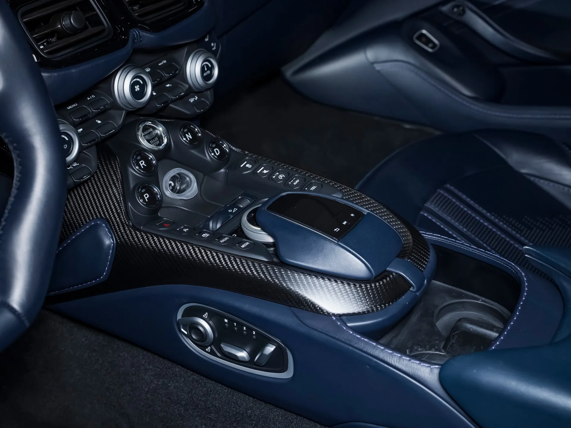 Aston Martin V8 Vantage, Iv 2019 фото 9