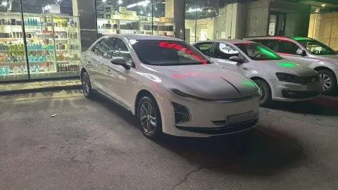 Hongqi E-QM5 2025