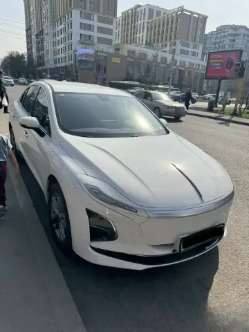 Hongqi E-QM5 2025