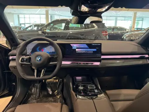 BMW 530e 2025 — миниатюра 2