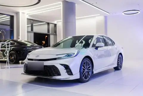 Toyota Camry 2025 — миниатюра 2