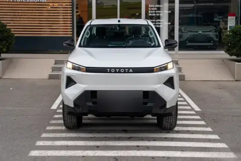 Toyota Hilux 2025 — миниатюра 2