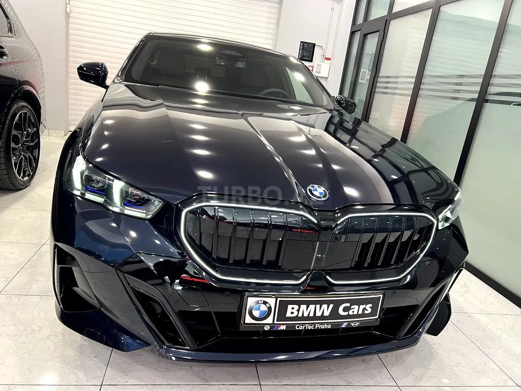 BMW 550e 2025 — фото 1 из 10