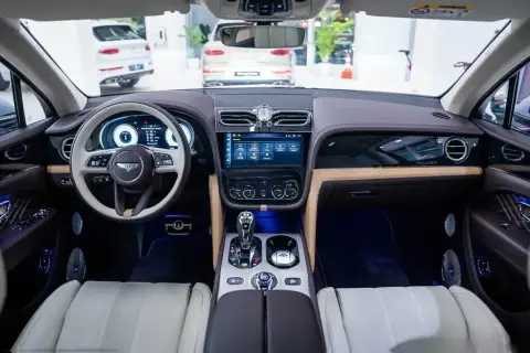 Bentley Bentayga 2025 — миниатюра 9