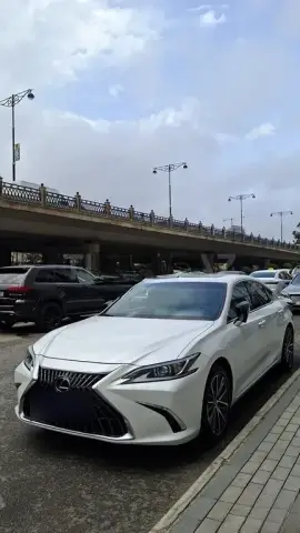 Lexus ES 300h 2025
