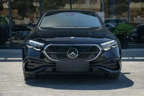 Mercedes-Benz E 300 2026 — миниатюра 1