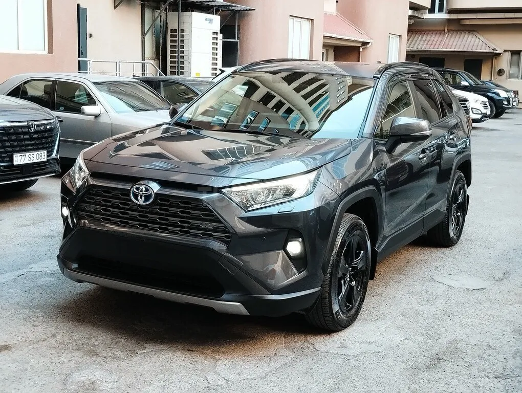 Toyota RAV4 2025 — фото 1 из 10