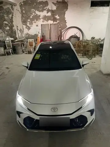 Toyota Camry 2025 — миниатюра 2