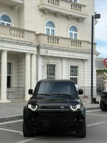 Land Rover Defender 2025