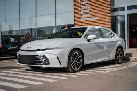 Toyota Camry 2026 — миниатюра 1