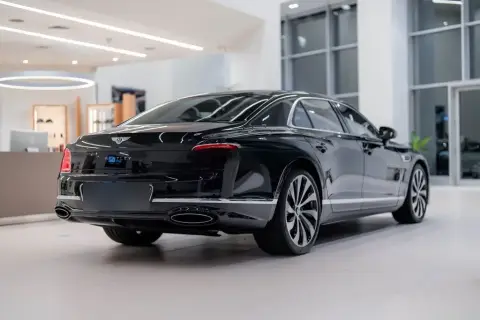 Bentley Flying Spur 2025 — миниатюра 7