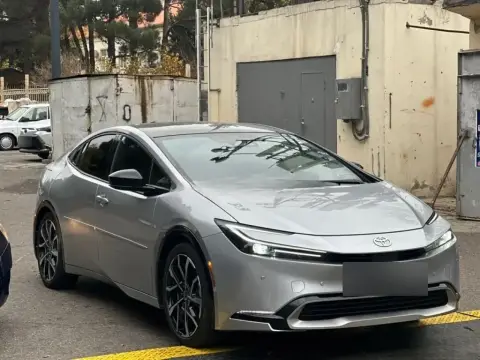 Toyota Prius PHV 2025 — миниатюра 1