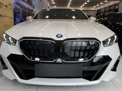 BMW 530e 2025 — миниатюра 1