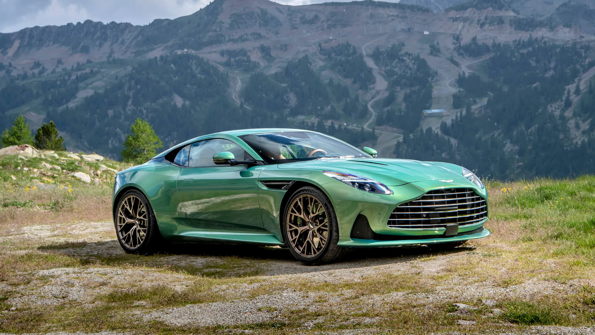 Aston Martin DB12: британский спорткар для российских коллекционеров
