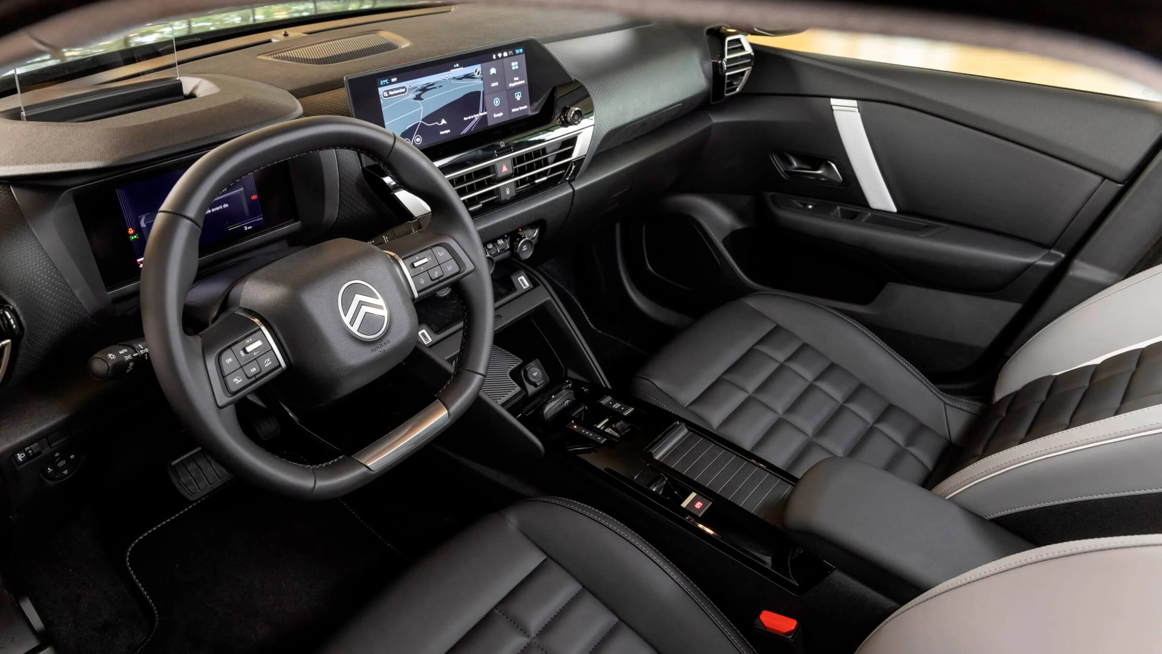 Салон Citroën C4 2025 с цифровой приборной панелью и сенсорным экраном.