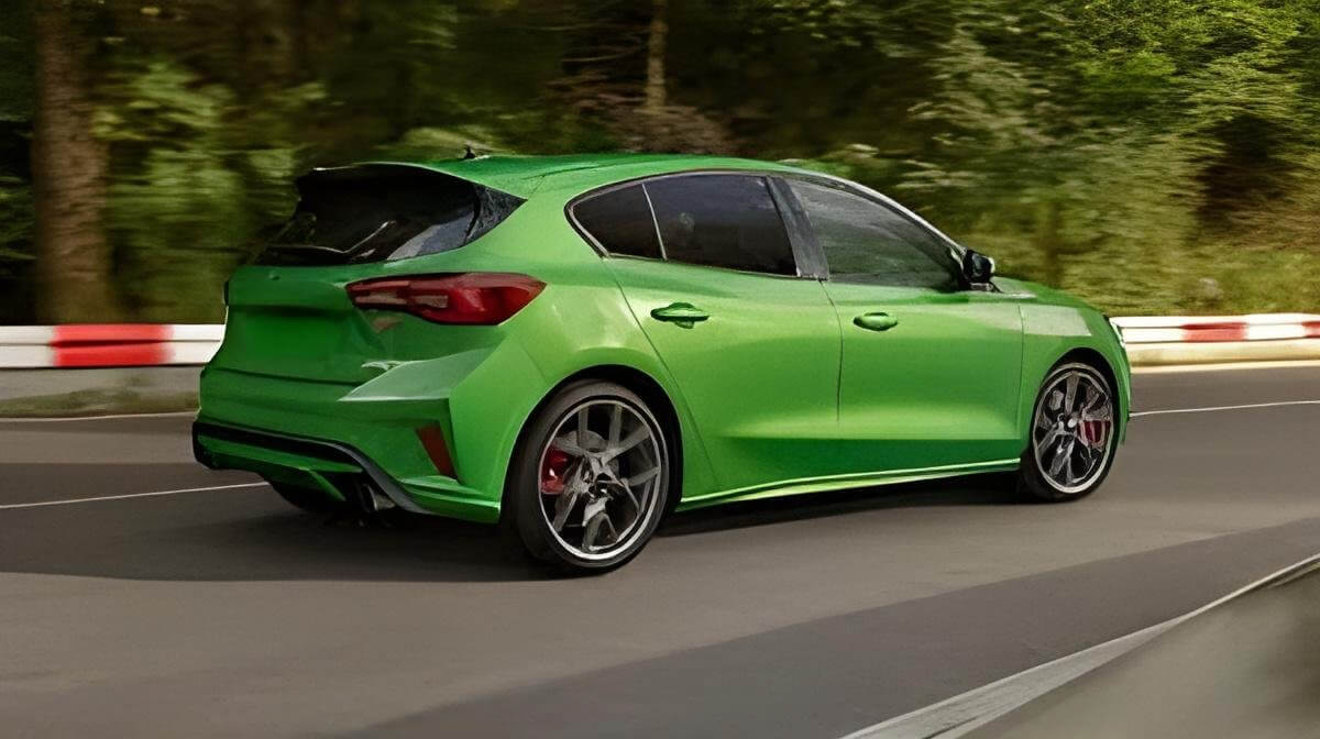 Ford Focus ST в ярко-зеленом цвете на трассе, демонстрирующий мощность и спортивный характер.
