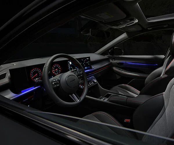 Интерьер Hyundai Sonata с подсветкой — самые технологичные модели среднего класса.