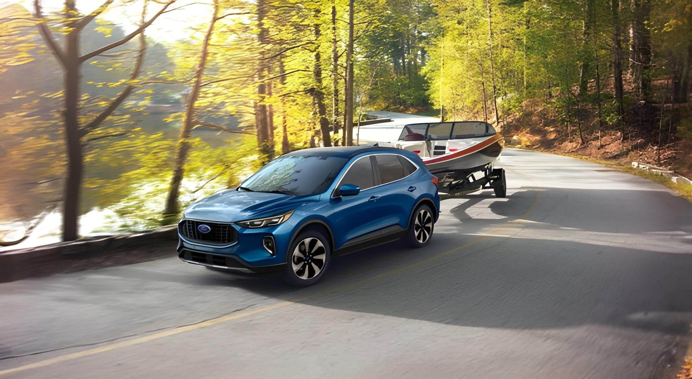 Ford Escape Hybrid на дороге с лодкой, представляющий гибридные технологии автомобили среднего сегмента.