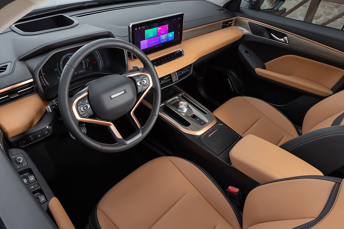 Салон Haval Jolion 2025 с цифровой приборной панелью и сенсорным экраном.