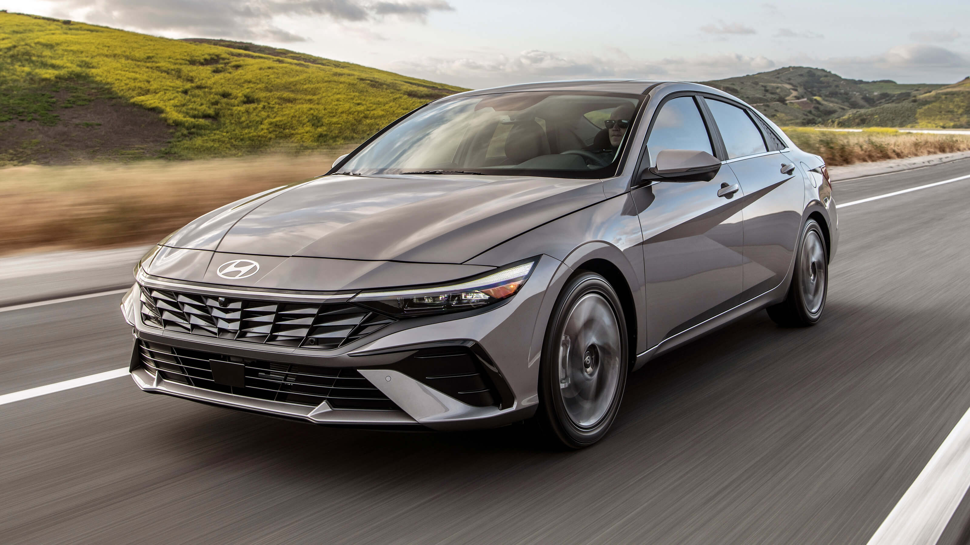 Hyundai Elantra vs Toyota Corolla: кто лучше в 2025?
