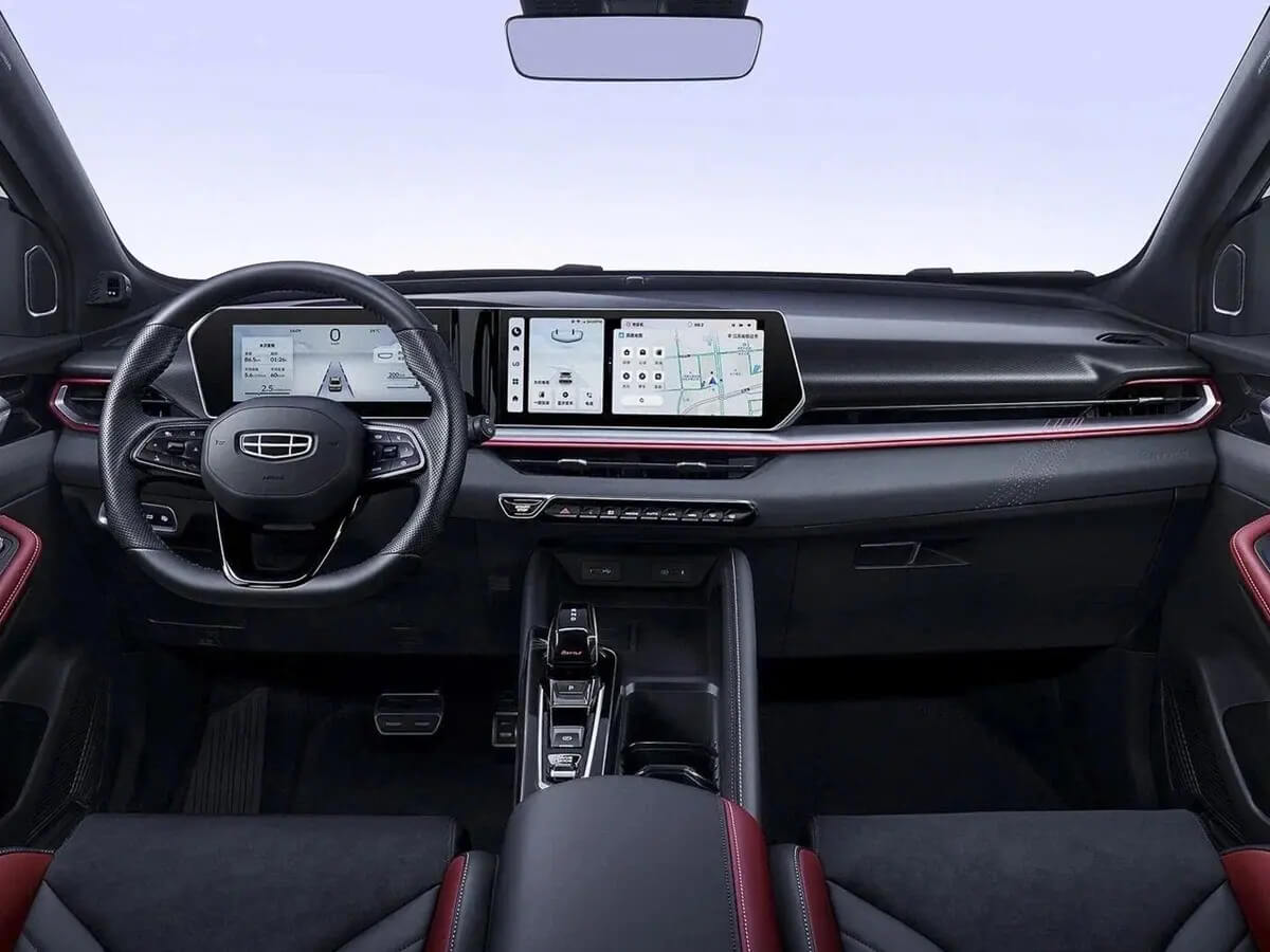 Интерьер Geely Coolray — китайский кроссовер с цифровой приборной панелью и сенсорным экраном.