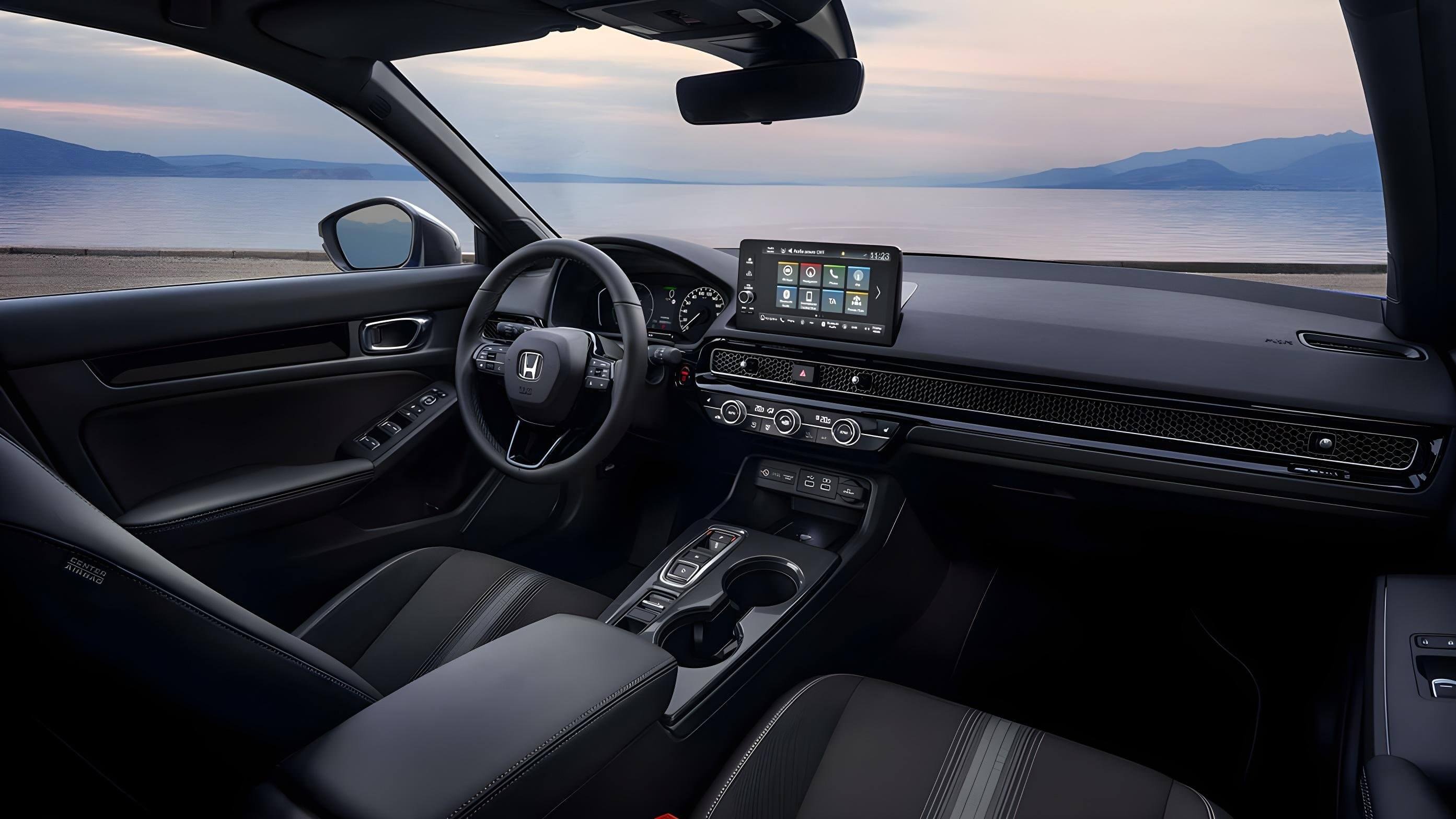 Интерьер Honda Civic с экраном.