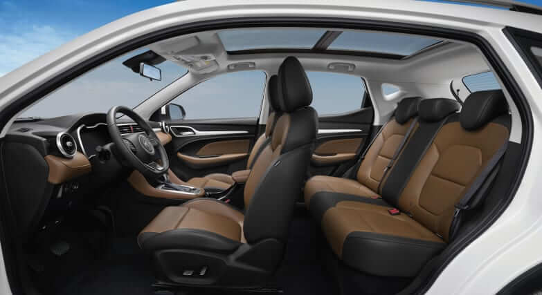 Интерьер MG ZS с панорамной крышей, кожаными сиденьями и просторным задним рядом.