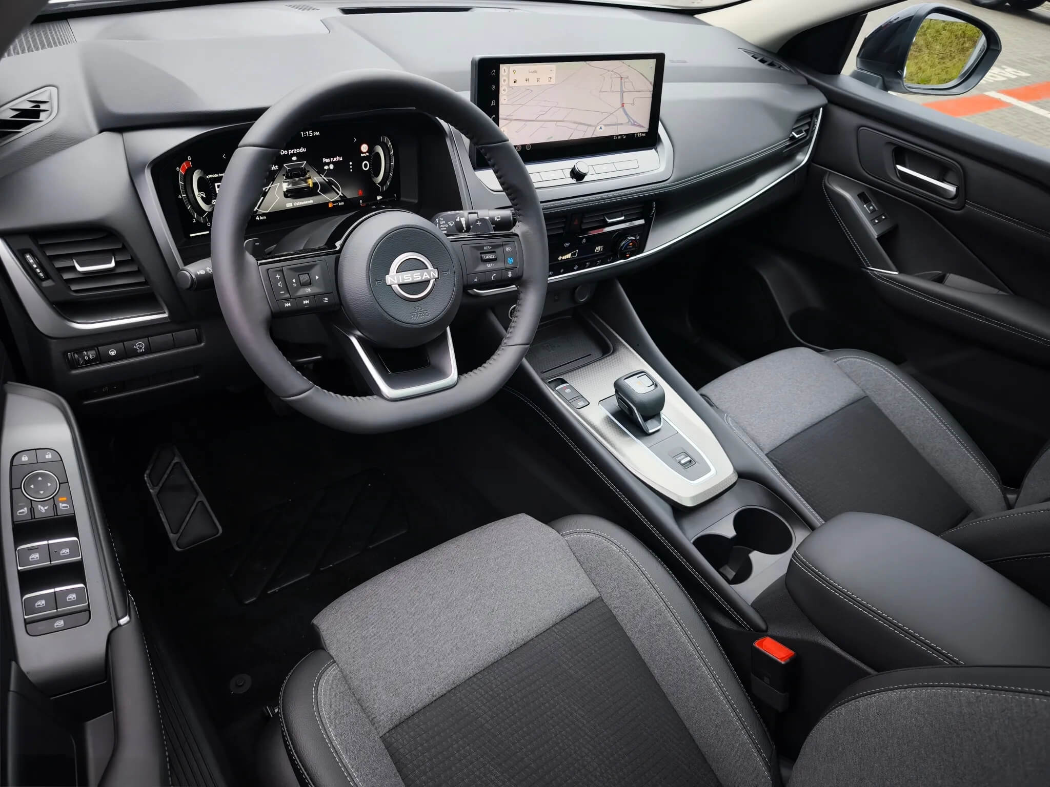 Интерьер Nissan Qashqai последнее поколение с мультимедийной системой и цифровой приборной панелью.