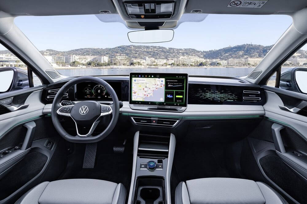 Интерьер Volkswagen Tiguan с экраном — Kia Sportage Volkswagen Tiguan кроссоверы.