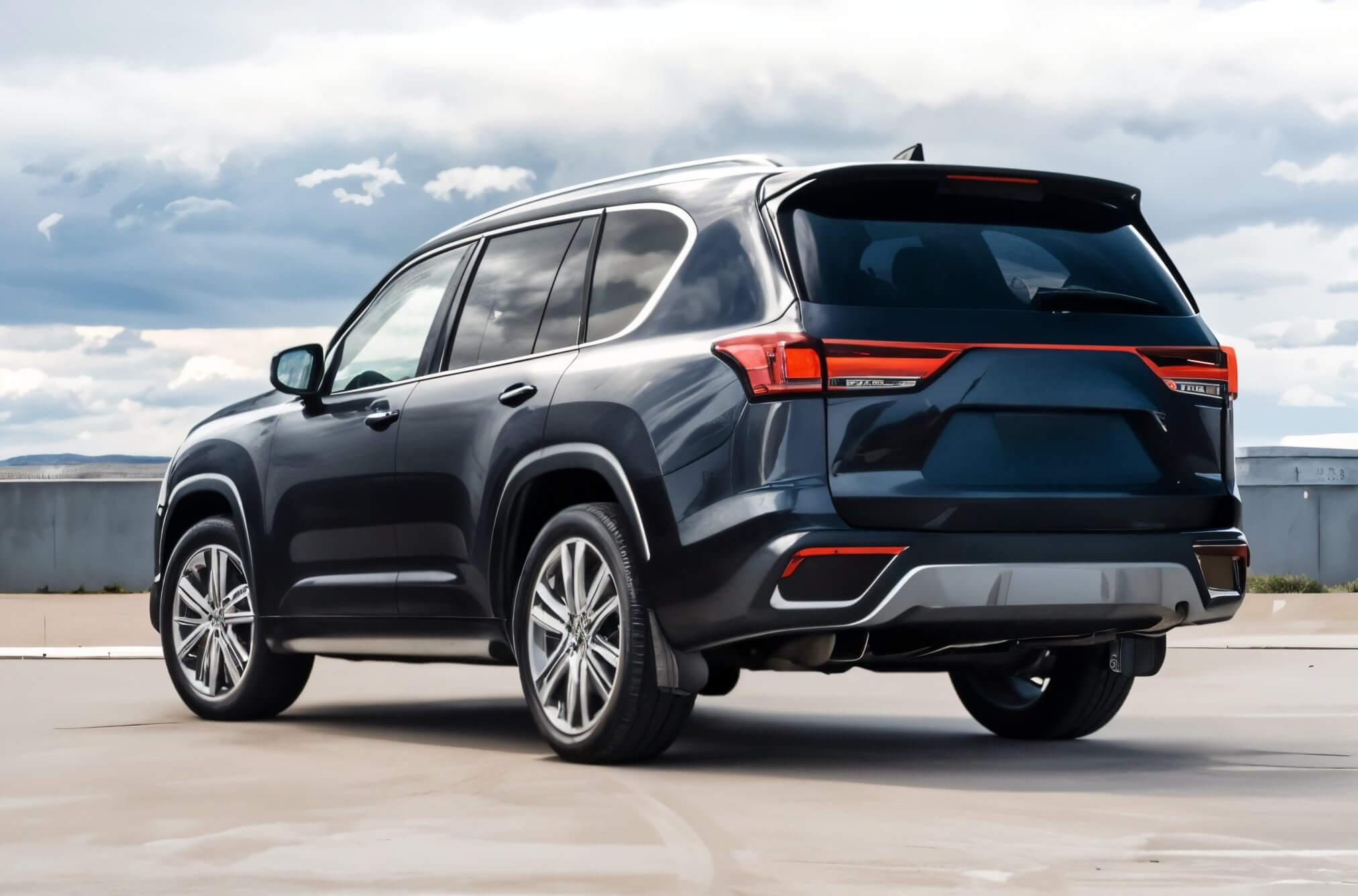 Lexus LX 600: черный премиальный внедорожник, снятый сзади на открытой площадке под облачным небом.