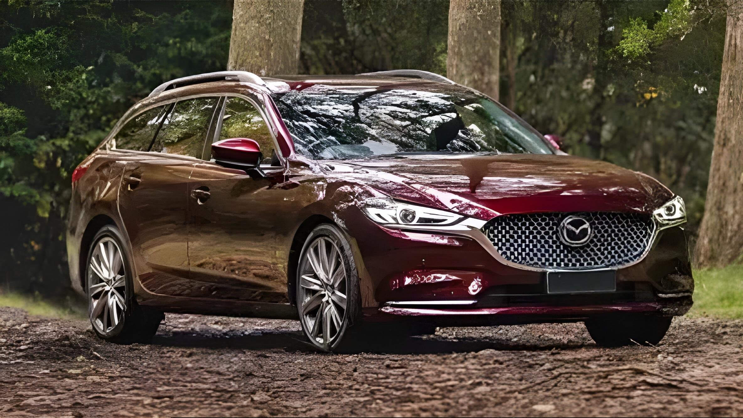 Бордовый Mazda 6 в лесу