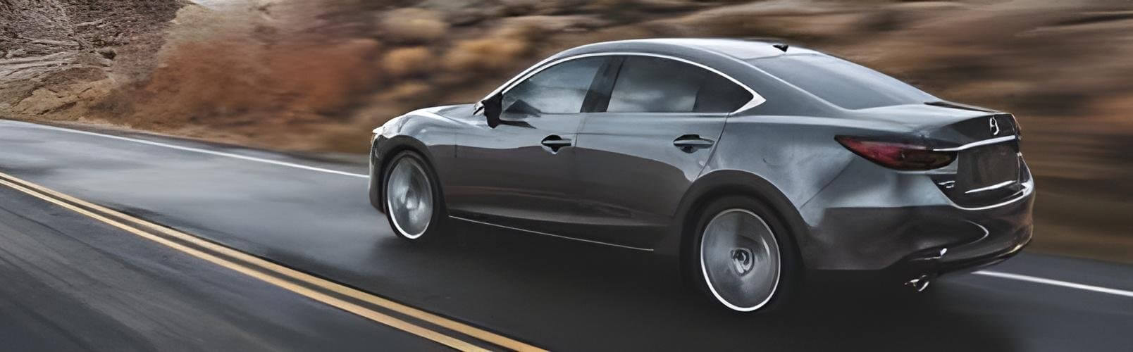 Mazda 6 в движении по шоссе, демонстрирующая мощность и управляемость.