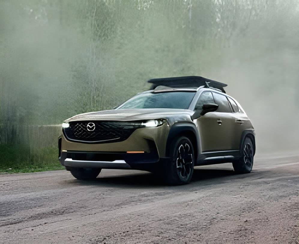 Кроссовер Mazda CX-50 2025 на грунтовой дороге, иллюстрирующий новые модели 2025 рынок.