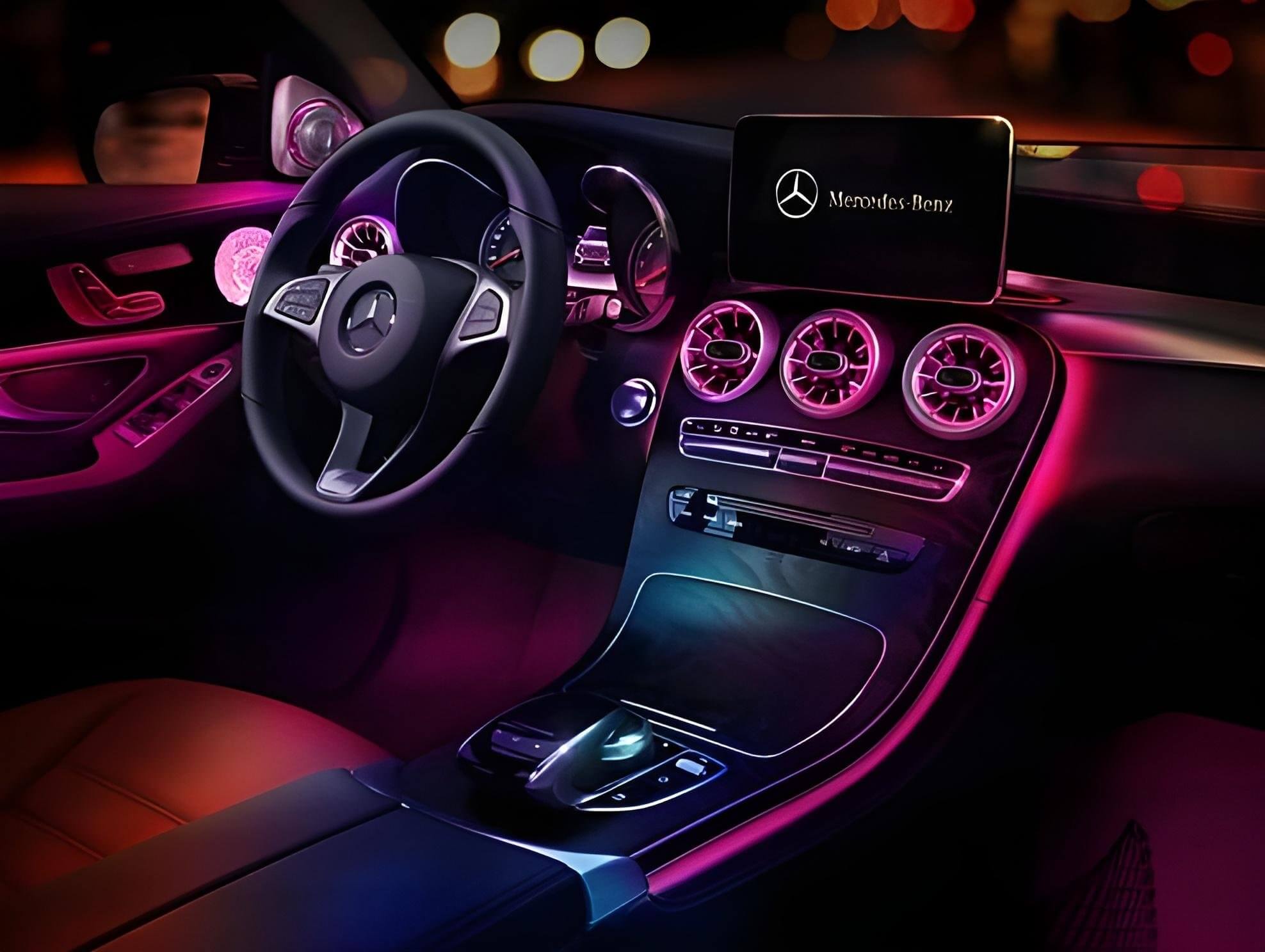 Интерьер Mercedes-Benz C-Class с подсветкой — автомобили для идеального свидания.