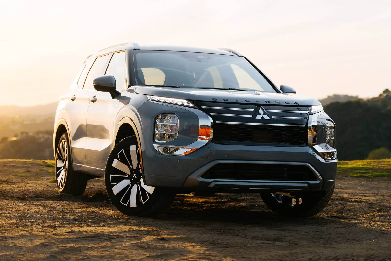 Mitsubishi Outlander vs. Chery Tiggo 8 Pro: Семейные кроссоверы в сравнении