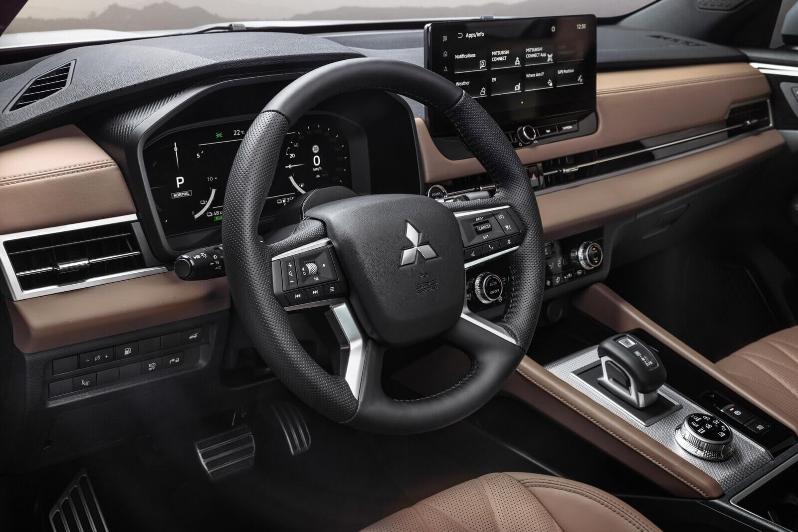 Салон Mitsubishi Outlander 2025 с цифровой приборной панелью и сенсорным экраном.