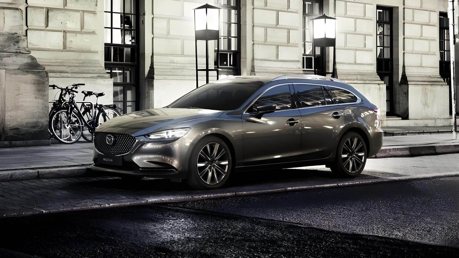 Серый Mazda 6 припаркован в городе — путешествие на Mazda 6 маршрут в Казани.